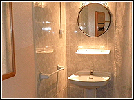 Camera Doppia con Letti Singoli con Bagno in Comune